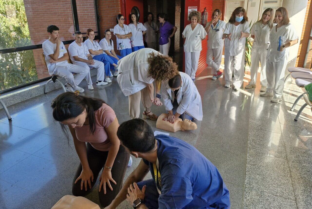 Una persona practica compresiones torácicas sobre un maniquí mientras otras observan.