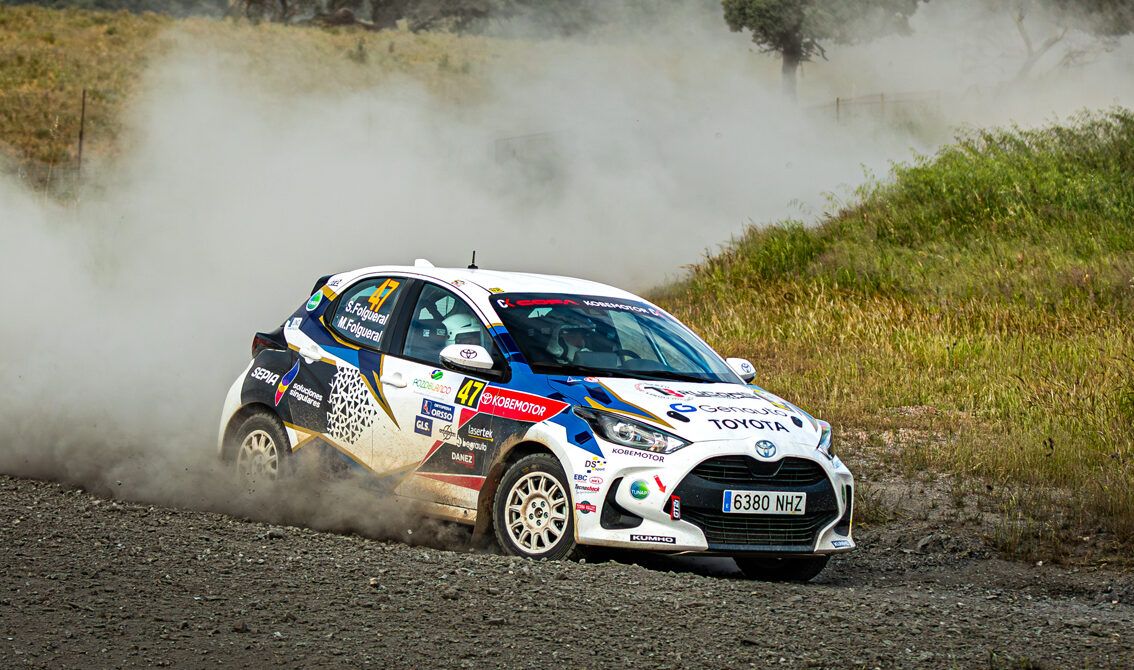 Coche de rally Toyota Yaris derrapando sobre un camino de tierra y levantando polvo