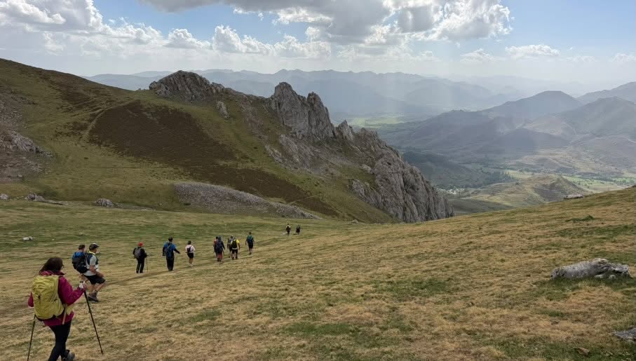 Corredores en un paisaje montañoso durante el Trail de La Castaña