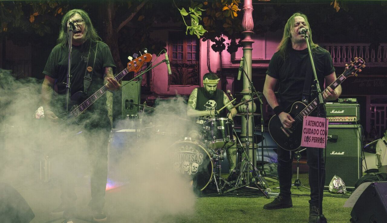 Banda de punk rock tocando en el Pub Morticia con humo en el escenario