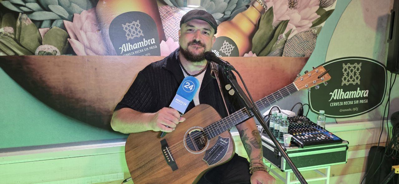 Valentín Dacova durante su actuación en el Café Madrid con guitarra