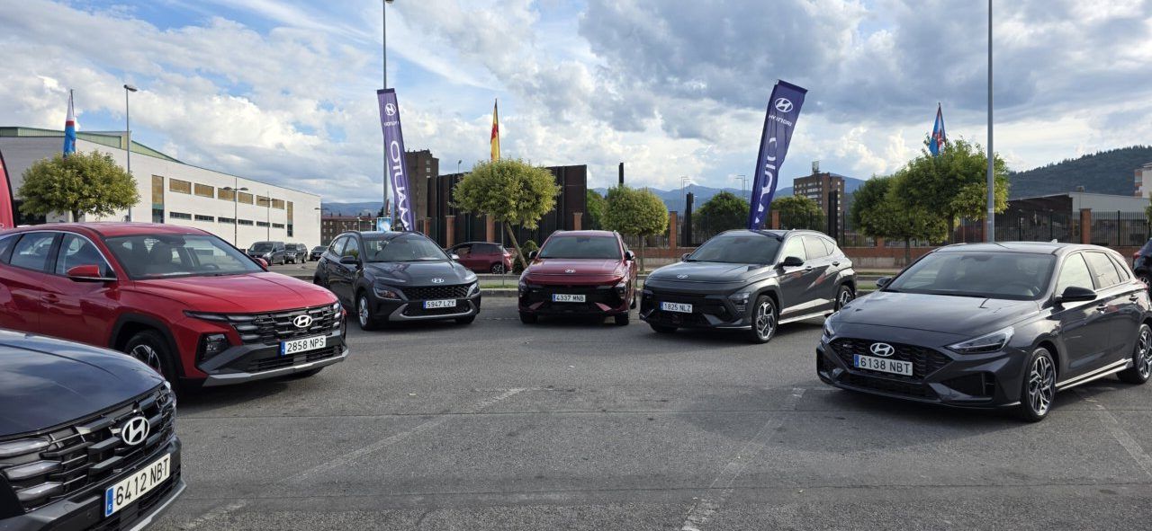 Varios vehículos Hyundai expuestos en una explanada junto a banderolas de la marca