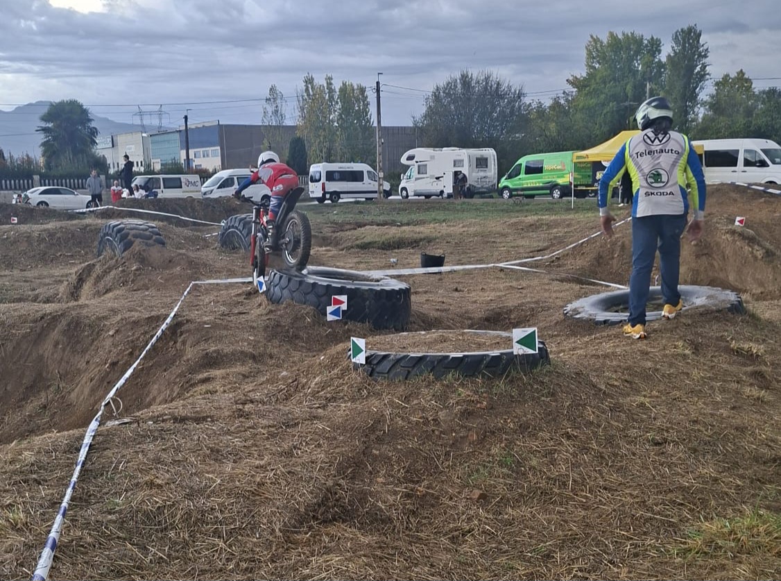 Competencia de trial infantil en Camponaraya con motocicletas