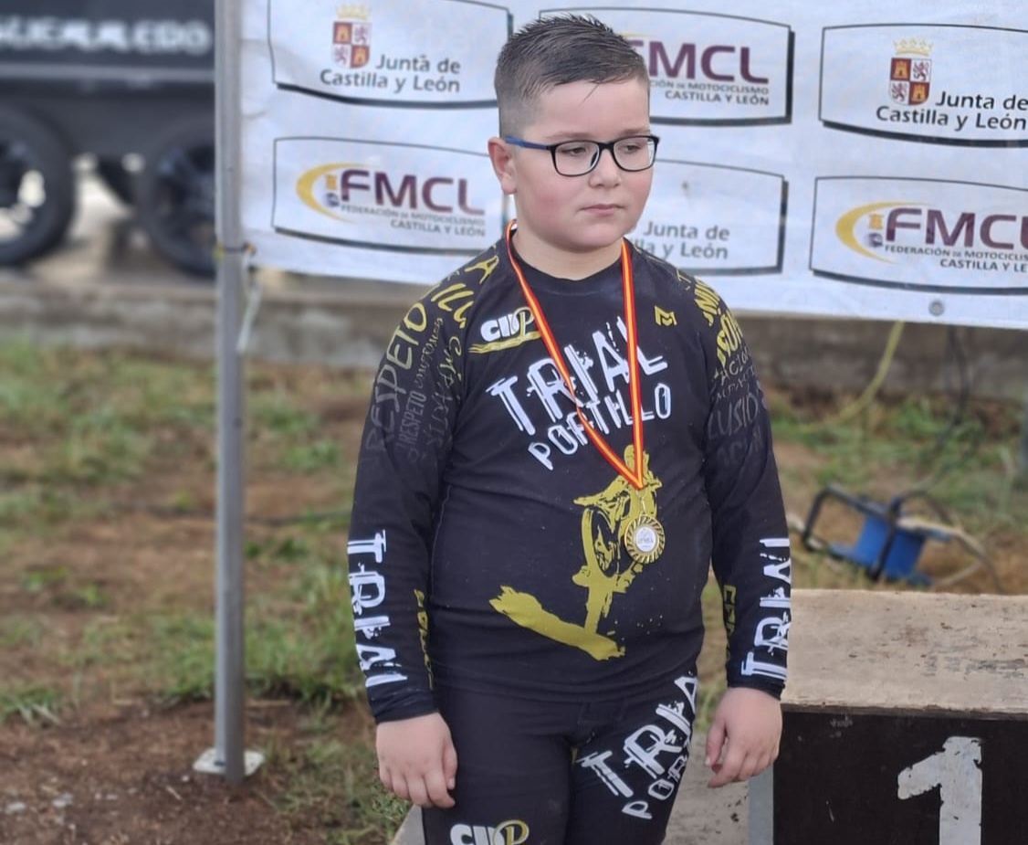 Niño con medalla en el VI Trial de Niñ@s de Camponaraya