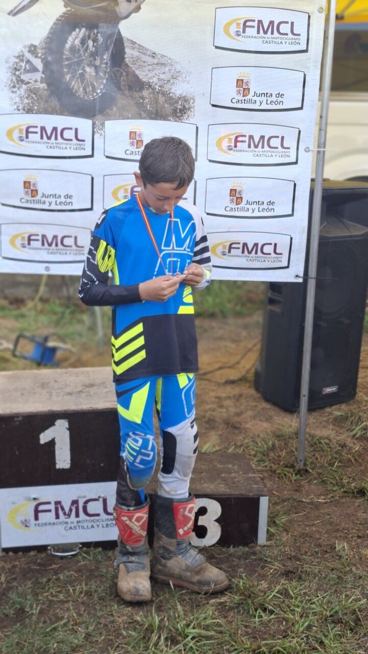 Niño con medalla en el VI Trial de Niñ@s de Camponaraya