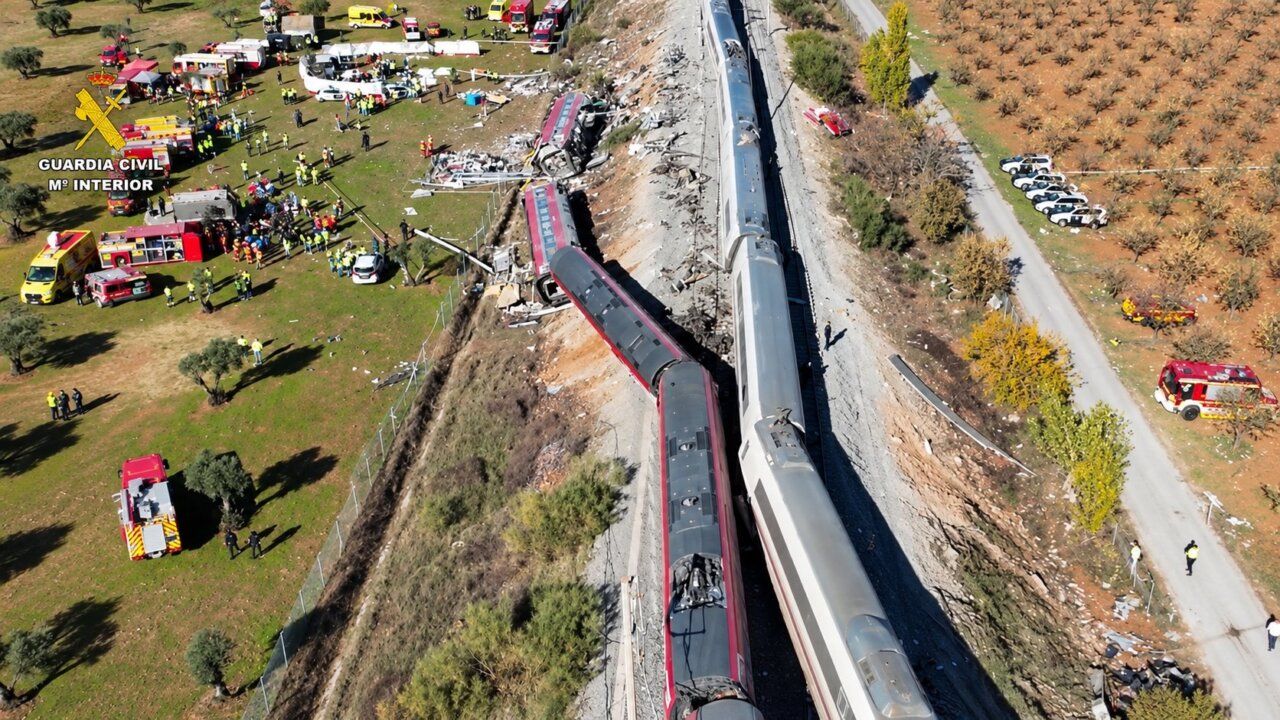 Vista aérea de dos trenes accidentados y equipos de emergencia junto a las vías