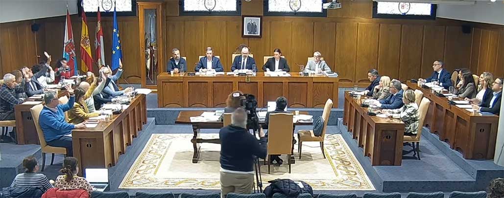 El Pleno de Ponferrada aprueba el nuevo reglamento interno que regula sueldos y dedicaciones políticos, personal de confianza y transfuguismo